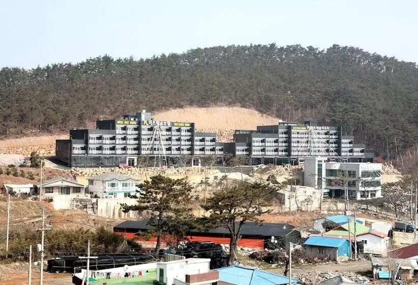 Hotelli Ritz Castle Resort