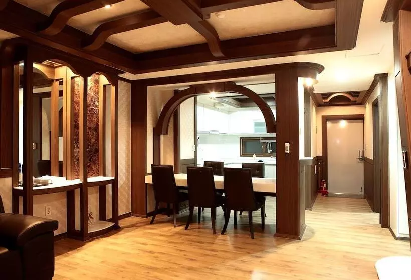 Hotelli Ritz Castle Resort