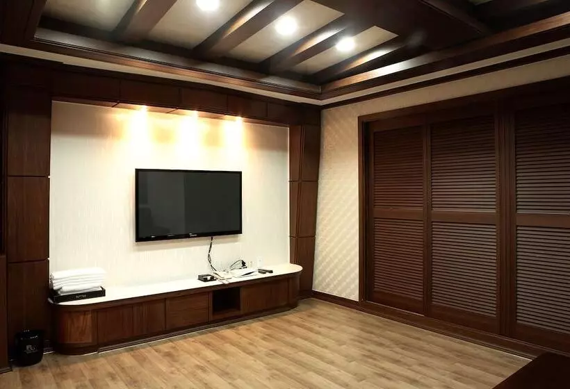 Hotelli Ritz Castle Resort