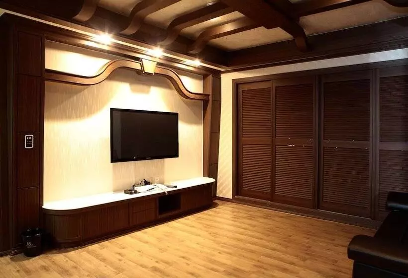 Hotelli Ritz Castle Resort