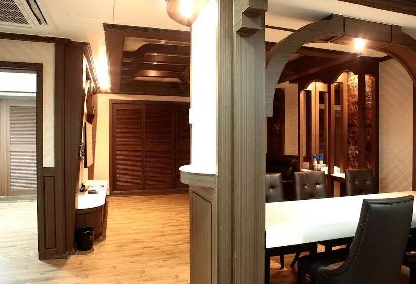 Hotelli Ritz Castle Resort