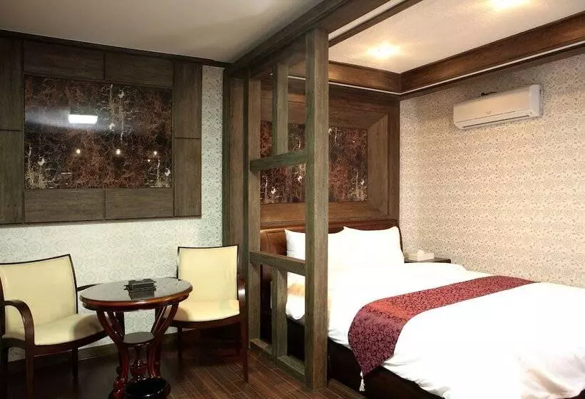 Hotelli Ritz Castle Resort