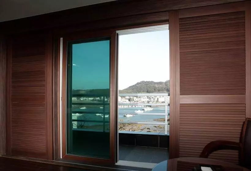 Hotelli Ritz Castle Resort