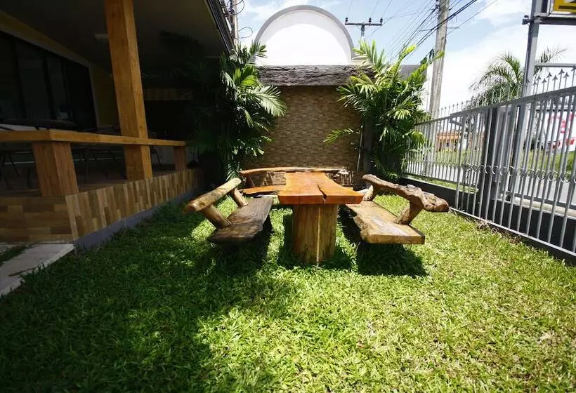 Hotelli Wangthong Beach Resort