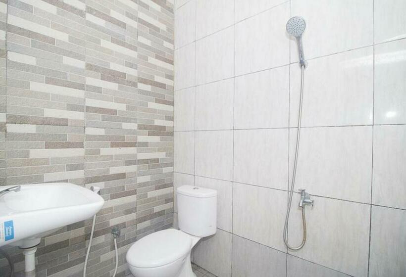 Pension Reddoorz Plus Syariah Near Alun Alun Sampang