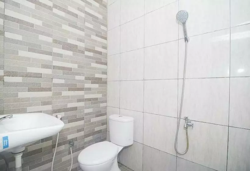 Majatalo Reddoorz Plus Syariah Near Alun Alun Sampang