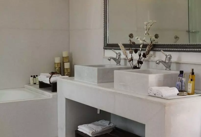 Hotelli Talabgaon Castle