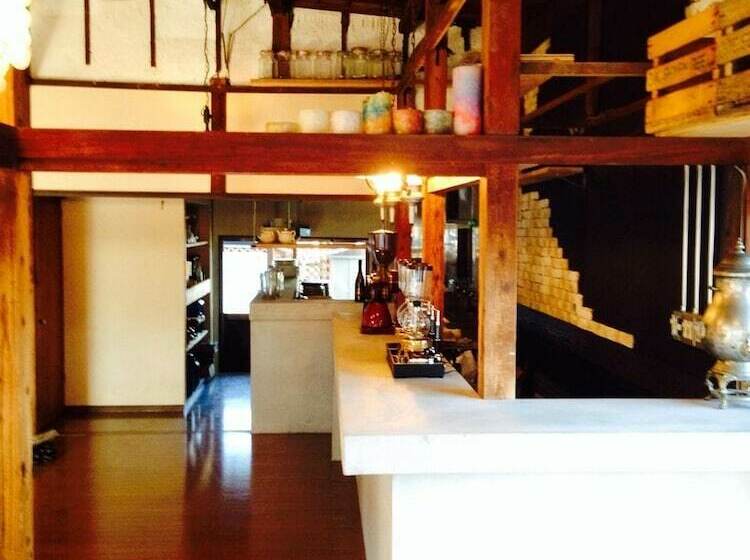 Cafe & Guest House Slams Dunkburger   Hostel