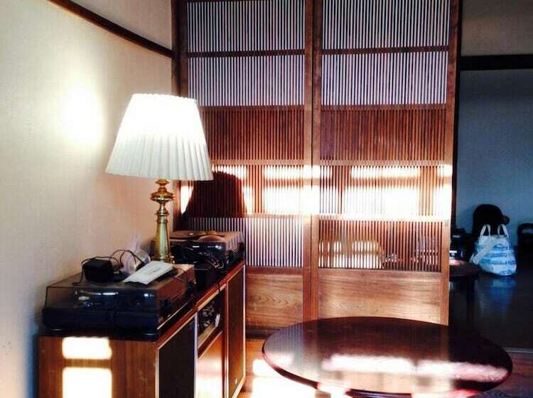 Cafe & Guest House Slams Dunkburger   Hostel