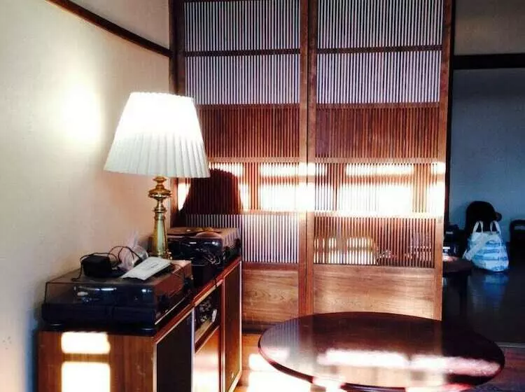 Cafe & Guest House Slams Dunkburger   Hostel