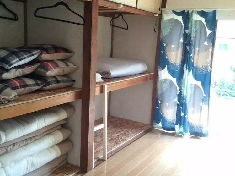 Cafe & Guest House Slams Dunkburger   Hostel