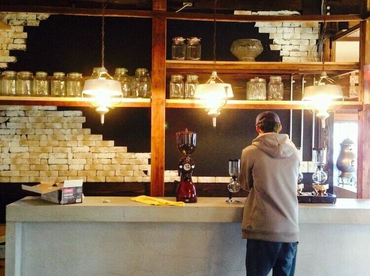 Cafe & Guest House Slams Dunkburger   Hostel