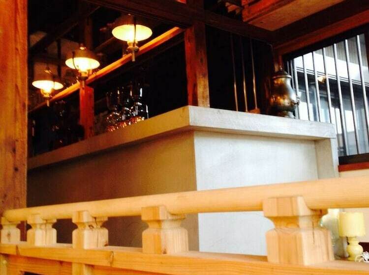 Cafe & Guest House Slams Dunkburger   Hostel