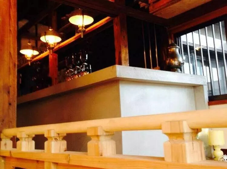 Cafe & Guest House Slams Dunkburger   Hostel