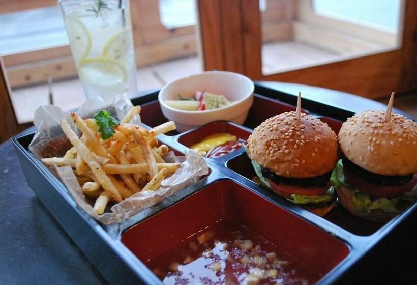 Cafe & Guest House Slams Dunkburger   Hostel