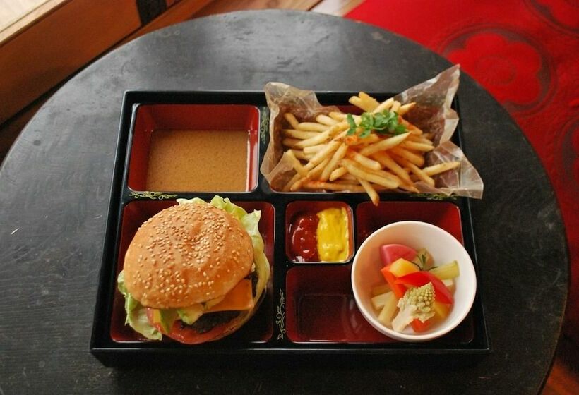 Cafe & Guest House Slams Dunkburger   Hostel