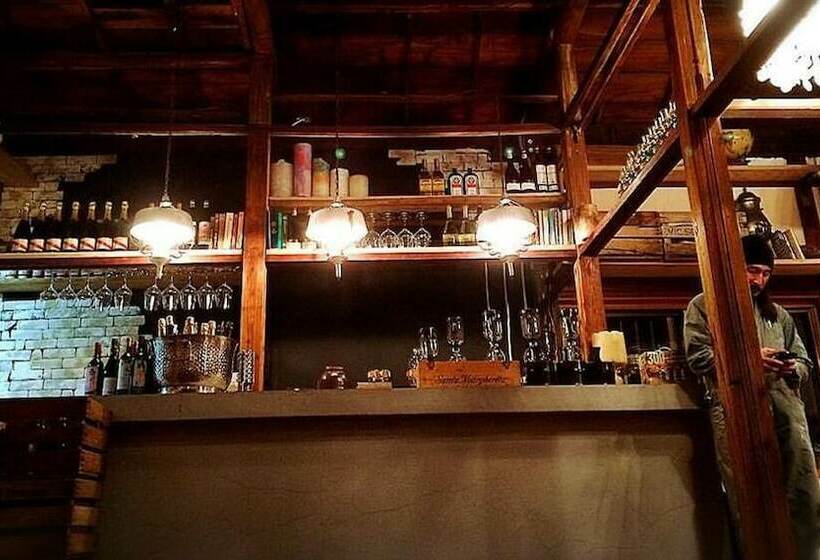 Cafe & Guest House Slams Dunkburger   Hostel