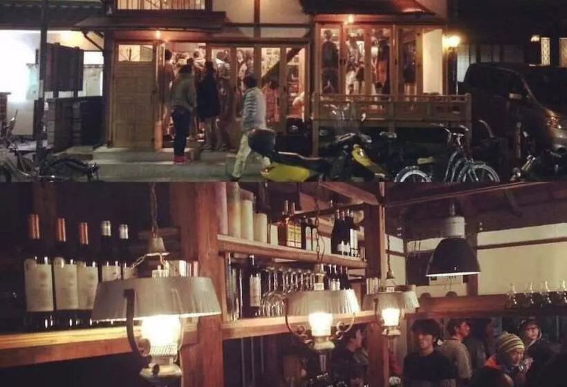 Cafe & Guest House Slams Dunkburger   Hostel