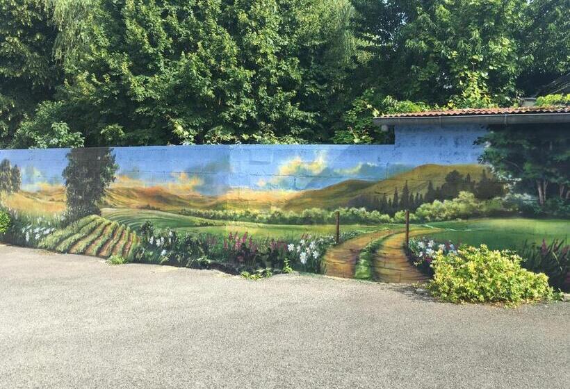 Хостел L Auberge Fleurie