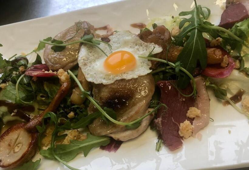 Хостел L Auberge Fleurie