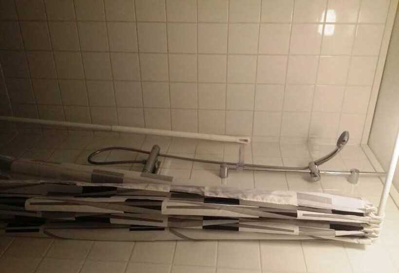 הוסטל Adelsgatan Bed & Breakfast