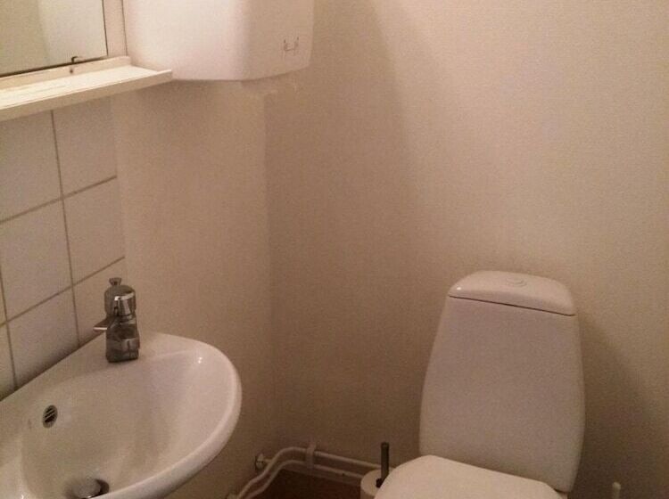 הוסטל Adelsgatan Bed & Breakfast