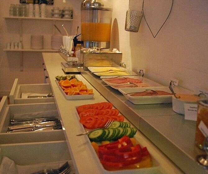 הוסטל Adelsgatan Bed & Breakfast