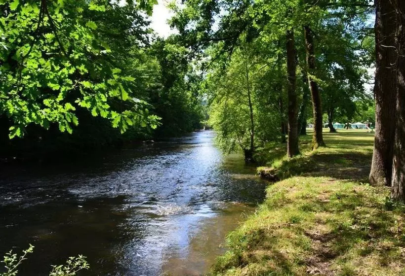 Hotelli Camping Les Berges Du Célé