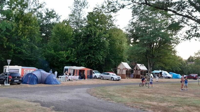 ホテル Camping Les Berges Du Célé