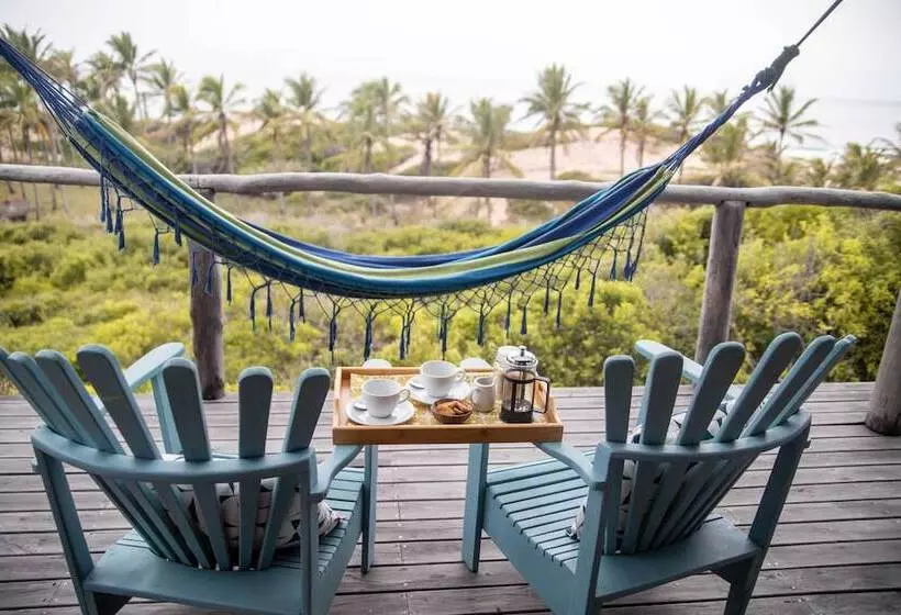 Hotelli Travessia Beach Lodge