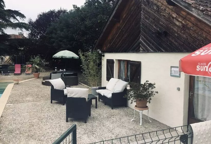 Hostelli Auberge Du Relais D Auniac Hotel Bar Restaurant Piscine