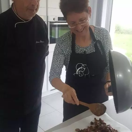 ペンション Notre Bastide Maison Et Table D Hôtes Sur Réservation, Piscine, Climatisation, Jacuzzi, Prise Pour V