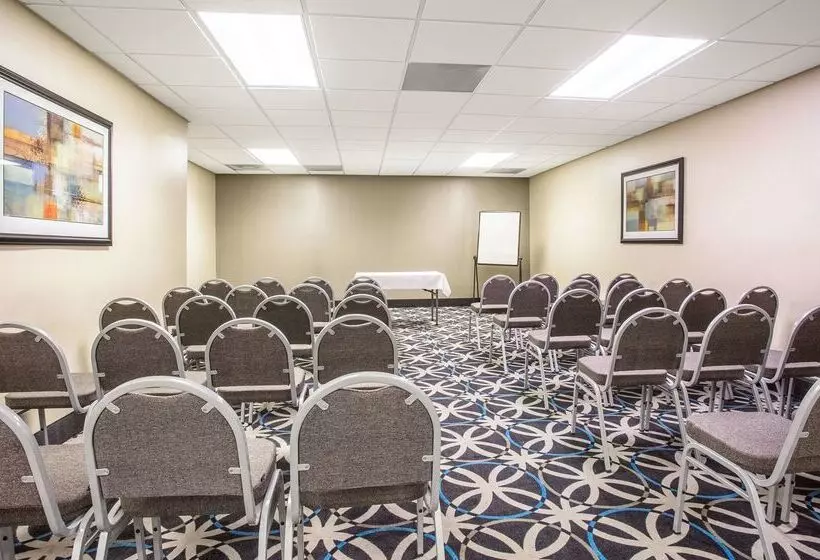 Отель La Quinta By Wyndham Snellville   Stone Mountain