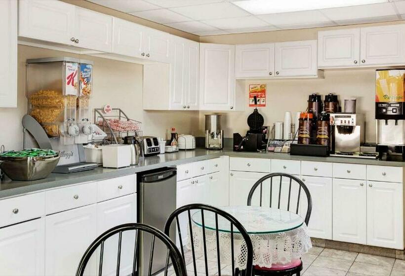 هتل Super 8 By Wyndham Charlotte Downtown Area