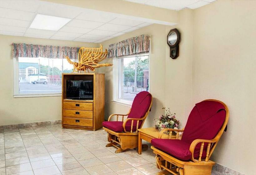 هتل Super 8 By Wyndham Charlotte Downtown Area