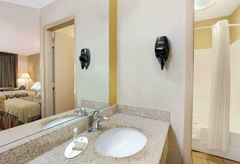 هتل Super 8 By Wyndham Charlotte Downtown Area