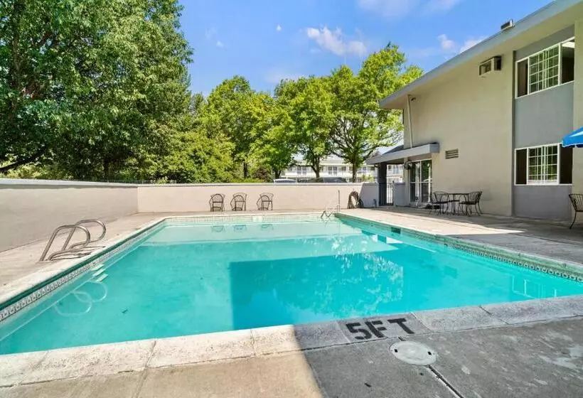 בית מלון כפרי Travelers Inn Medford