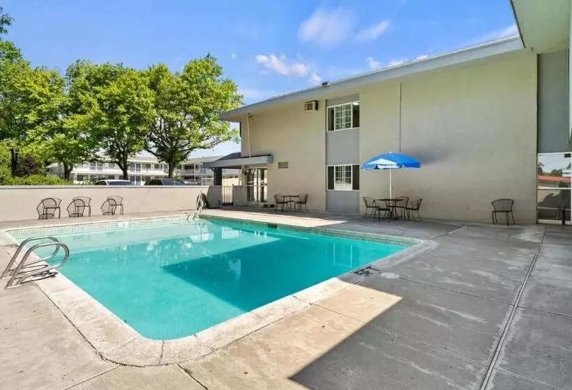 בית מלון כפרי Travelers Inn Medford