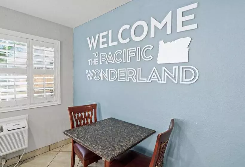 호텔 Travelers Inn Medford