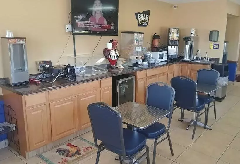 호텔 Travelodge By Wyndham Great Bend