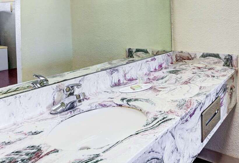 فندق على الطريق Super 8 By Wyndham Clarksville East