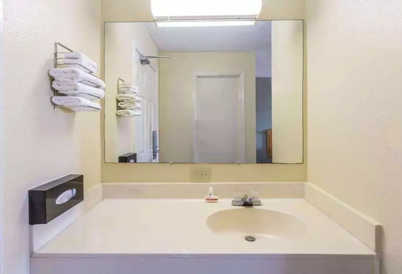 מוטל Super 8 By Wyndham Manning