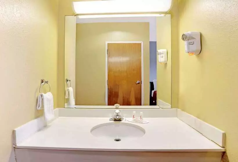 モーテル Super 8 By Wyndham Salisbury