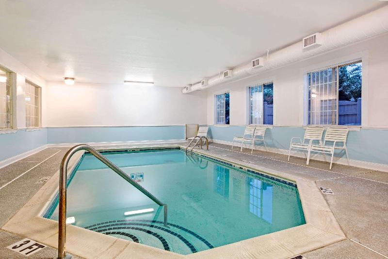 فندق على الطريق Super 8 By Wyndham Salisbury