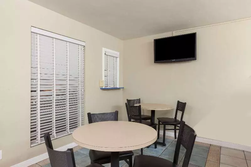 فندق على الطريق Super 8 By Wyndham Santa Barbara/goleta