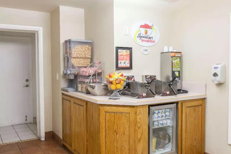 فندق على الطريق Super 8 By Wyndham Santa Barbara/goleta