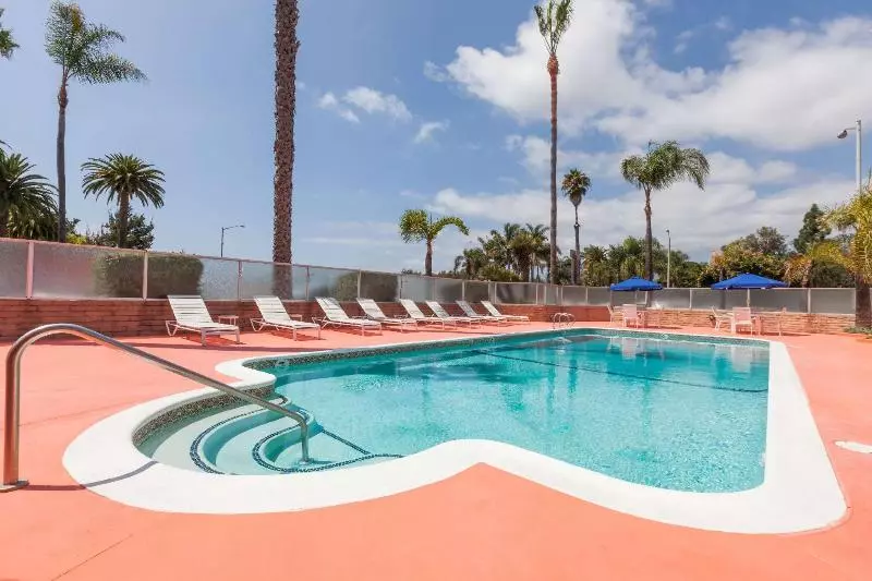 فندق على الطريق Super 8 By Wyndham Santa Barbara/goleta