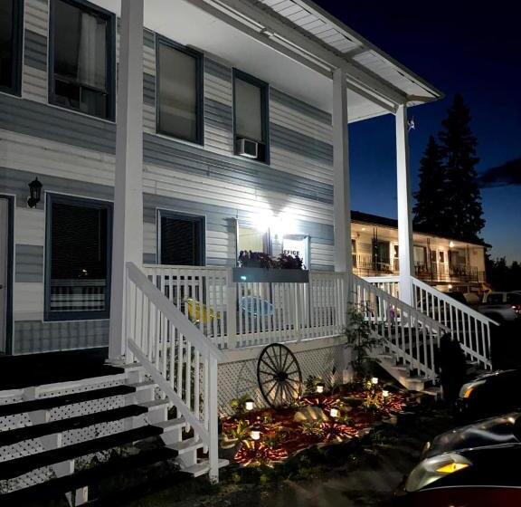 Bay Lake Inn   Frontiersman Motel