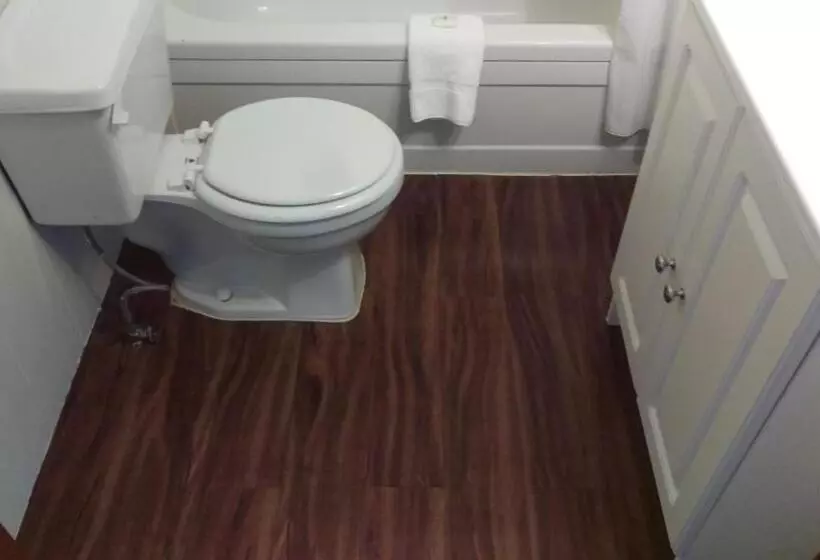 Bay Lake Inn   Frontiersman Motel