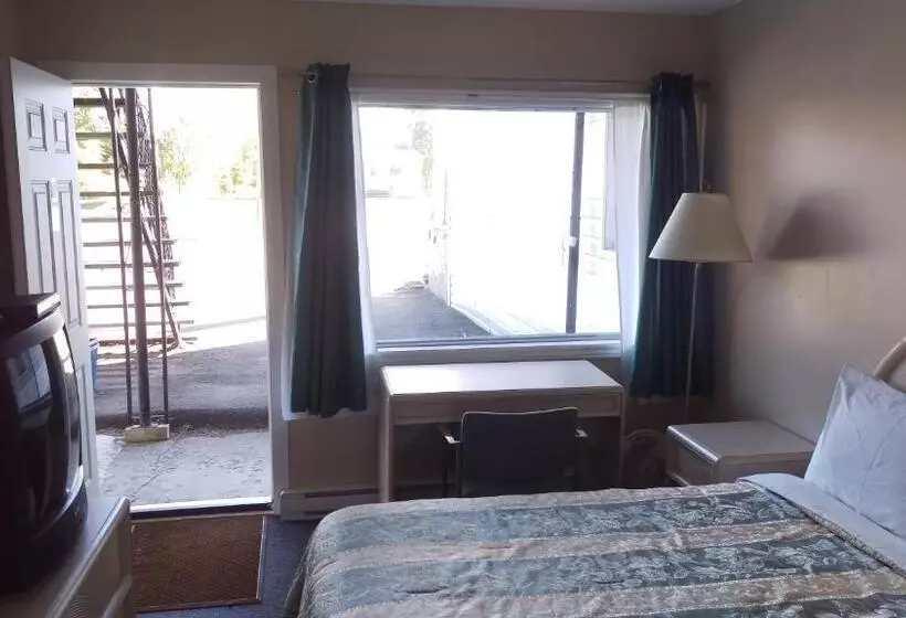 Bay Lake Inn   Frontiersman Motel